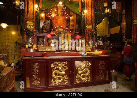 dh Public Square Street Temple YAU MA TEI HONGKONG Frau verehrt am Altar Tin Hau Tempel Anbetung tao Ritual china Stadt Schrein daoismus Stockfoto