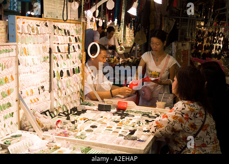 dh Jade Street Market YAU MA TEI HONG KONG Stallholder, der Schmuck an chinesische Mädchen verkauft kowloon Frauen Juweliere Stallgeschenk Stockfoto