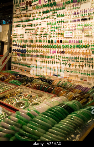 dh Jade Markt YAU MA TEI HONGKONG Stand von Jade Halsketten Armbänder Ohrschmuck Schmuck Display china kowloon Juwel Geschenk Souvenir Stockfoto