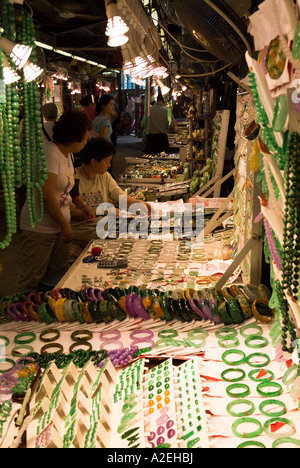 dh Jade Market YAU MA TEI HONG KONG Stallholder verkauft Schmuck an chinesische Frau kowloon china Geschenk Stockfoto