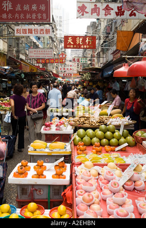 dh Jordan YAU MA TEI HONG KONG Street Obstmarkt frisches Obst Display Food Stand Backstreet kowloon Stand china Menschenstände Stockfoto
