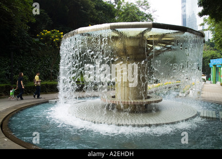 dh Hong Kong Park CENTRAL Hongkong gehen durch Brunnen Teich Wasserspiel Stockfoto