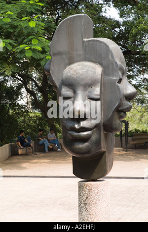 dh Kowloon Park TSIM SHA TSUI HONGKONG Chinesische Männer sitzen lokale Bronze Skulptur Kunst Garten moderne Gärten Stockfoto