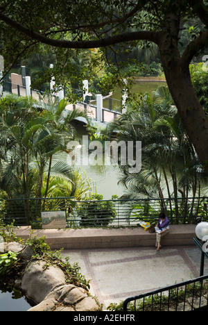 dh Kowloon Park TSIM SHA TSUI HONG KONG Frau Lesebuch im park Stockfoto