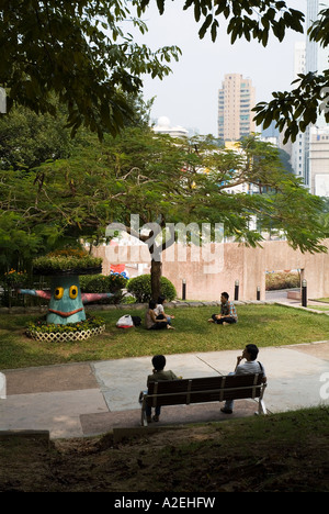 dh Kowloon Park TSIM SHA TSUI HONG KONG Menschen entspannen Auf Gras und Bänken in Parkbank sitzen Garten