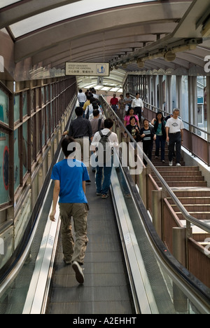 dh Mid Level Rolltreppe IM ZENTRUM VON HONGKONG Menschen auf der Treppe hinauf zu Mid Levels Stufen nach unten Travelator hk Pendler Fußgänger im Freien Stockfoto
