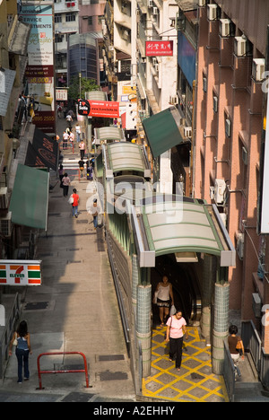 dh Mid Level Rolltreppe CENTRAL DISTRICT HONG KONG Menschen, die aus beweglichen Treppen steigen Mid Levels treppe Rolltreppen Outdoor travelator überdachten Gang Stockfoto