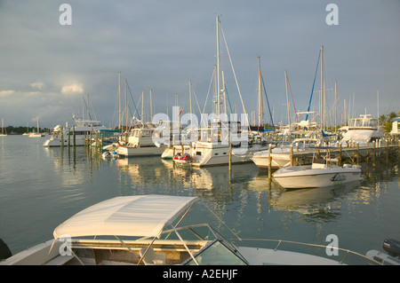 BAHAMAS, Abacos, Great Abaco Island, Marsh Harbour: Stadt Marina bei Sonnenuntergang Stockfoto