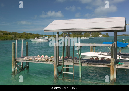 BAHAMAS, Abacos, Loyalist Cays, Mann O'War Cay: Albury Segel Shop, Pier View Stockfoto