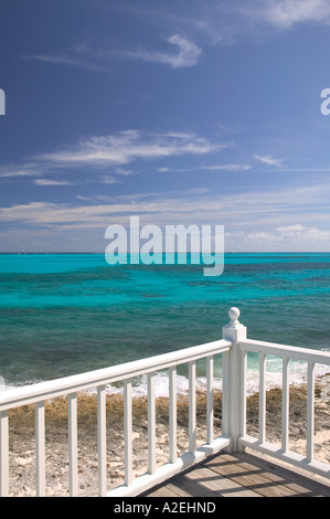 BAHAMAS, Abacos, Loyalist Cays, Mann O'War Cay: Veranda Blick auf den Atlantischen Ozean Stockfoto