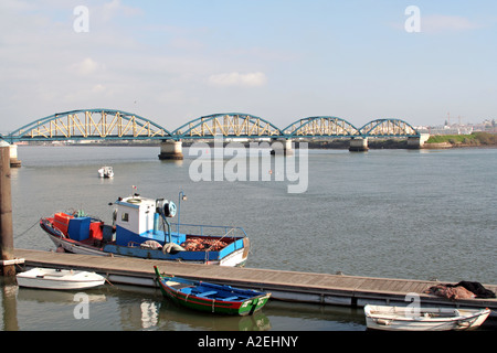 Angeln, Boot und kleine Jollen in Portimao Hafenbahn Bridge im Hintergrund Algarve Portugal Stockfoto