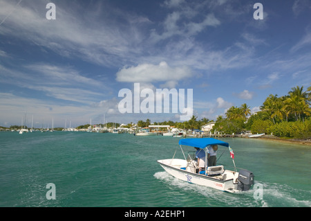 BAHAMAS, Abacos, Loyalist Cays, Mann O'War Cay: Nordhafen, Blick auf die Stadt Stockfoto