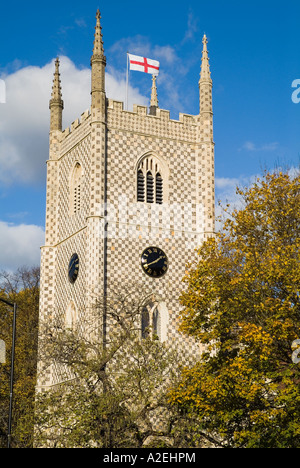 dh St Mary the Virgin READING MINSTER-KIRCHE IN DER KIRCHE VON BARKSHIRE Uhrenturm englische Flagge england Stockfoto