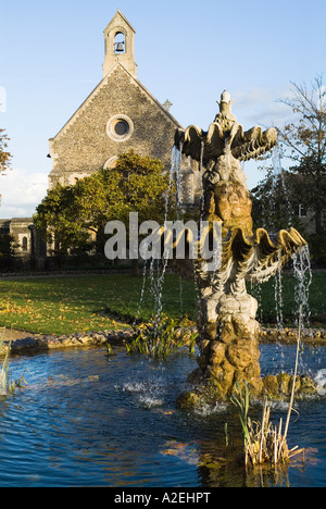 dh Forbury Gärten READING BERKSHIRE Brunnen St James katholische Kirche Stockfoto