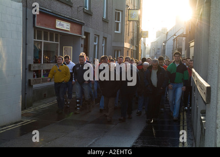 dh die Ba KIRKWALL ORKNEY Doonies Ba Team zu Fuß bis Victoria Street, The Ba beginnen Stockfoto