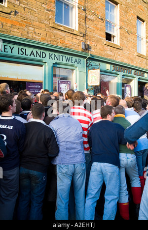 dh die Ba KIRKWALL ORKNEY Pack von Doonies außerhalb Judith Glue shop xmas Stockfoto
