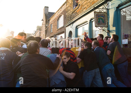 dh die Ba KIRKWALL ORKNEY Pack von Uppies vor Judith Glue Shop weihnachtstag Menschen schieben ziehen Masse Ballspiel Fußball Menge großbritannien Stockfoto