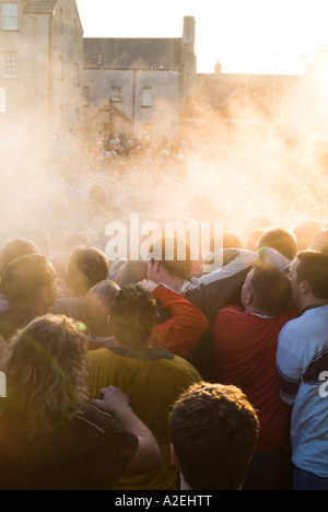 dh Ba KIRKWALL ORKNEY dämpfen Pack Ba Spieler in Broad Street Weihnachtstag Stockfoto