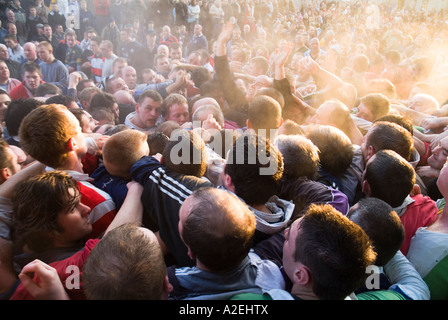 dh Weihnachten Ba KIRKWALL ORKNEY Pack von Ba Spieler Zuschauer Spiel uk Street Football Menschen schottland Stockfoto