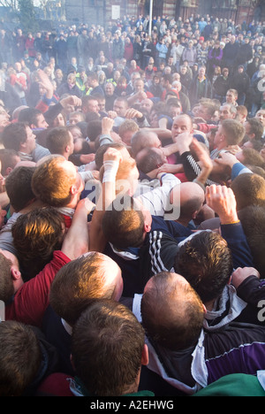 dh Ba KIRKWALL ORKNEY dämpfen Pack von Ba Spieler und Zuschauer in Broad Street Stockfoto