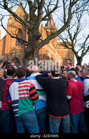 dh die Ba KIRKWALL ORKNEY Pack von Ba Players St Magnus Cathedral weihnachten Ballspiel Schottland Menschen Rugby Fußball Stockfoto