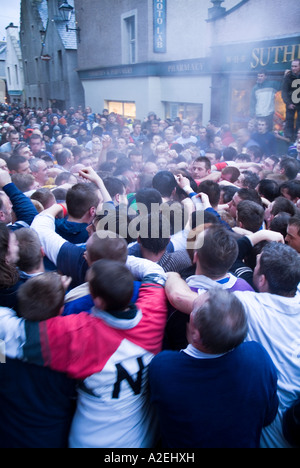 dh das Ba KIRKWALL ORKNEY Pack von Ba-Spielern Victoria Street New Years Day Rugby-Spiel Menschen Masse Stockfoto