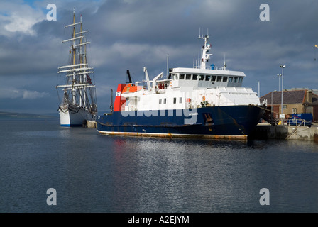 dh Kirkwall Hafen KIRKWALL ORKNEY Orkney Ferries Fähre MV Varagen und hohe Schiff Statsraad Lehmkuhl Stockfoto