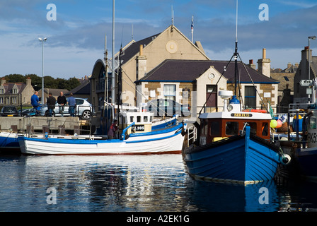 dh Schottland Küstenhafen KIRKWALL HAFEN ORKNEY Scottish Fischerboote neben Kai Boot vertäut Stockfoto