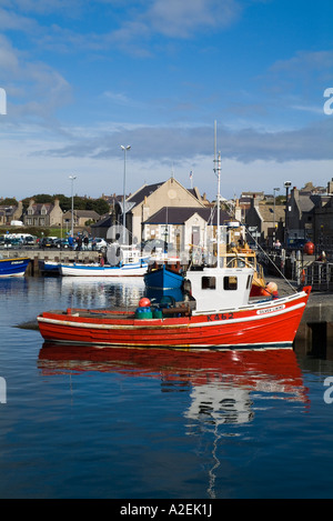 dh Kirkwall Harbour KIRKWALL ORKNEY Traditionelles Fischerboot am Slipway entlang des Hafenhafens Fischboote Angelboot großbritannien Hafen schottland Stockfoto