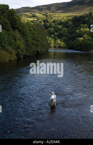 dh River Lyon Glen LYON PERTHSHIRE Fischer Watvögel stehen im Wasser Fliegenfischen Angler Angler Gießen Walze Fischrute schottland Fliegenfischen Stockfoto