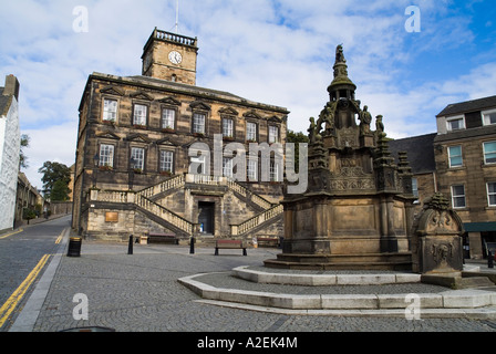 dh Town House LINLITHGOW WEST LOTHIAN Linlithgow Cross town Well Water Feature Fountain High Street Square Centre uk scotland Stockfoto