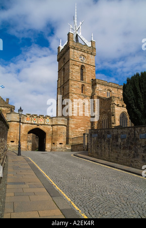 dh Außentor LINLITHGOW PALACE WEST LOTHIAN Eingang St Michaels Parish Church und Kopfsteinpflastergebäude in Schottland Stockfoto