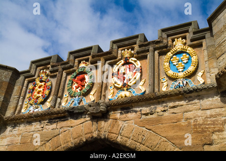 dh Außentor LINLITHGOW PALACE WEST LOTHIAN Stein gemeißelt Heraldrische Wappen über Eingang mittelalterlichen Wappen Schottland Stockfoto