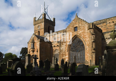 dh St. Michaels Pfarrkirche LINLITHGOW LOTHIAN Krone auf der Kirche Turm und Friedhof Grabsteine Grabhof Kirchen Schottland Stockfoto