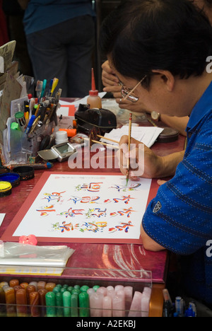 dh Kalligraphie Kunst Schreiben STANLEY MARKT HONGKONG ASIEN Chinesisch Mann Malerei Briefe Sprache Person Stift china Brief closeup alt Zeichen Stockfoto