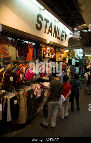 Dh Stanley Market STANLEY HONG KONG chinesische Käufer surfen Kleidung stall Kleidung shopping Stockfoto