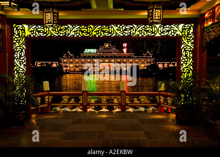 Dh Jumbo Königreich Restaurant ABERDEEN HONG KONG Jumbo pier framing Meeresfrüchte schwimmenden Restaurant bei Nacht Hafen Stockfoto