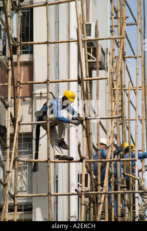 Dh Bambus Gerüst Mong Kok HONG KONG Arbeiter binden Gerüstbau am Gebäude ein chinesischer Arbeiter in China Stockfoto