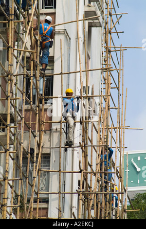 Dh Bambus Baugerüste Mong Kok Hongkong chinesische Arbeiter Arbeiter binden Bambus Gerüstkonstruktion auf flachen Gebäude Stockfoto