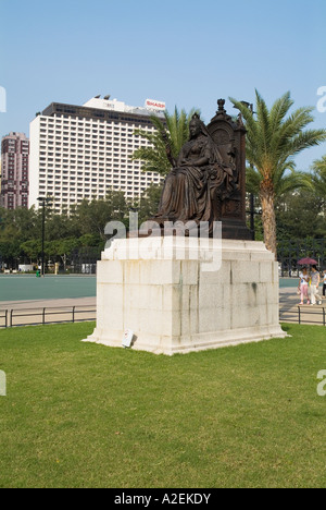 Dh Victoria Park in CAUSEWAY BAY HONG KONG Queen Victoria auf Thron Bronzestatue British Empire Kolonie Stockfoto