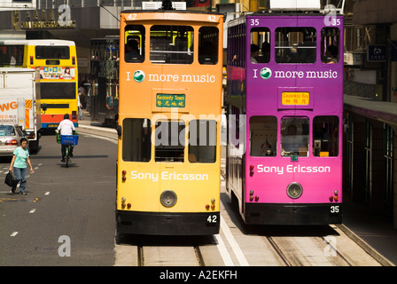 dh des Voeux Rd TRAM HONG KONG zwei unterschiedlich farbige Doppeldecker Trams Sony Ericsson Anzeige china öffentlicher Verkehr Werbung Stadt zentrale Straße Stockfoto