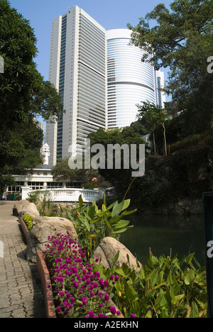 dh Hong Kong Park CENTRAL HONG KONG Lotus Pool Blumen Brücke und Pacific Place building Stockfoto