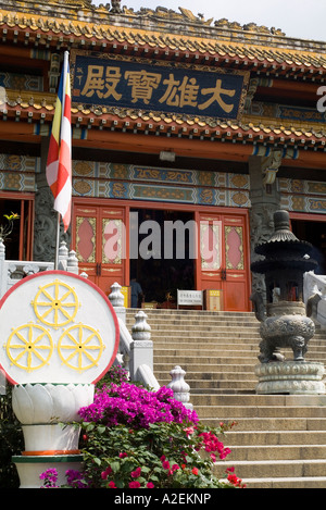 dh Po Lin Kloster LANTAU HONG KONG Tempel Eingang und Treppe Räucherstäbchen Brenner urn Stockfoto