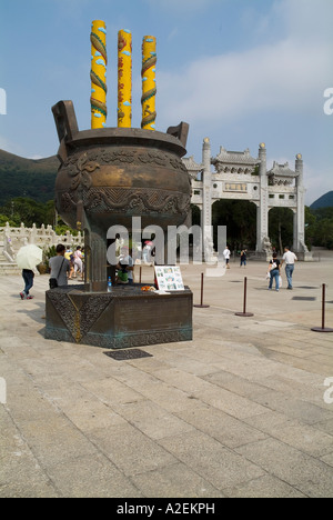 dh Po Lin Kloster LANTAU HONG KONG Gaint Räucherstäbchen Brenner Urn Statue und Tempel-gateway Stockfoto