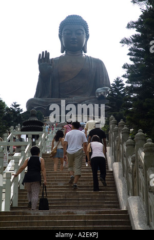 dh Tian Tan Buddha Statue LANTAU HONG KONG Pilgrams Klettern Schritte Welten höchsten Outdoor-Buddha-Statue 34 Meter hoch Stockfoto