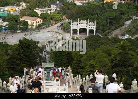 dh Tian Tan Buddha Statue LANTAU HONG KONG Pilgrams Klettern 268 Stufen und Kloster Gateway Stockfoto