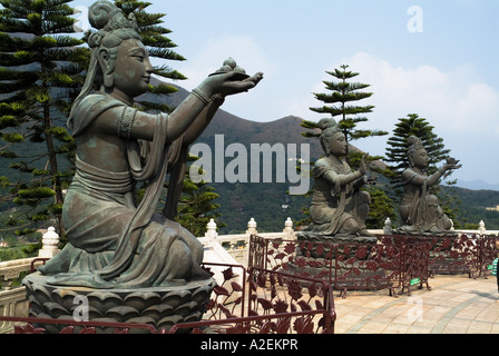 Dh Tian Tan Buddha Statue LANTAU HONG KONG Chinesisch unsterblichen Gott lobten Tian Tan Buddha Statuen mit Angeboten Stockfoto