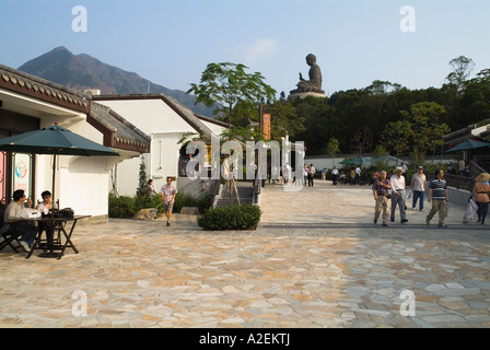 dh Ngong Ping 360 Dorf LANTAU HONG KONG Tourist in Hauptdurchgangsstraße und Tian Tan Buddha statue Stockfoto