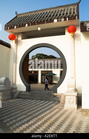 dh Ngong Ping 360 Dorf LANTAU HONG KONG Touristen-Paar Glück rund Kreis fung Shui Tor china Tür Glück feng Eingangstüren Stockfoto