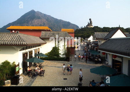 Dh Ngong Ping 360 Dorf LANTAU HONGKONG Touristen im Cafe und Tian Tan Buddha Po Lin Kloster Stockfoto